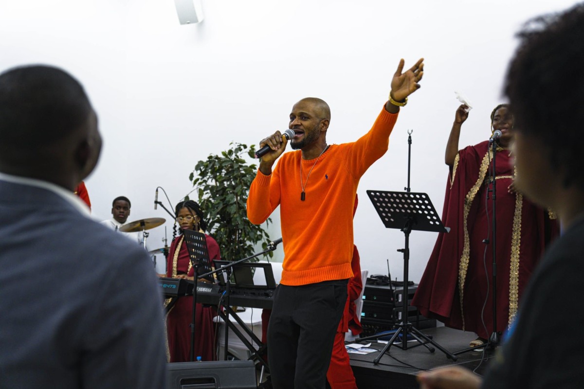 Papy Tshimanga im Pfingstgottesdienst